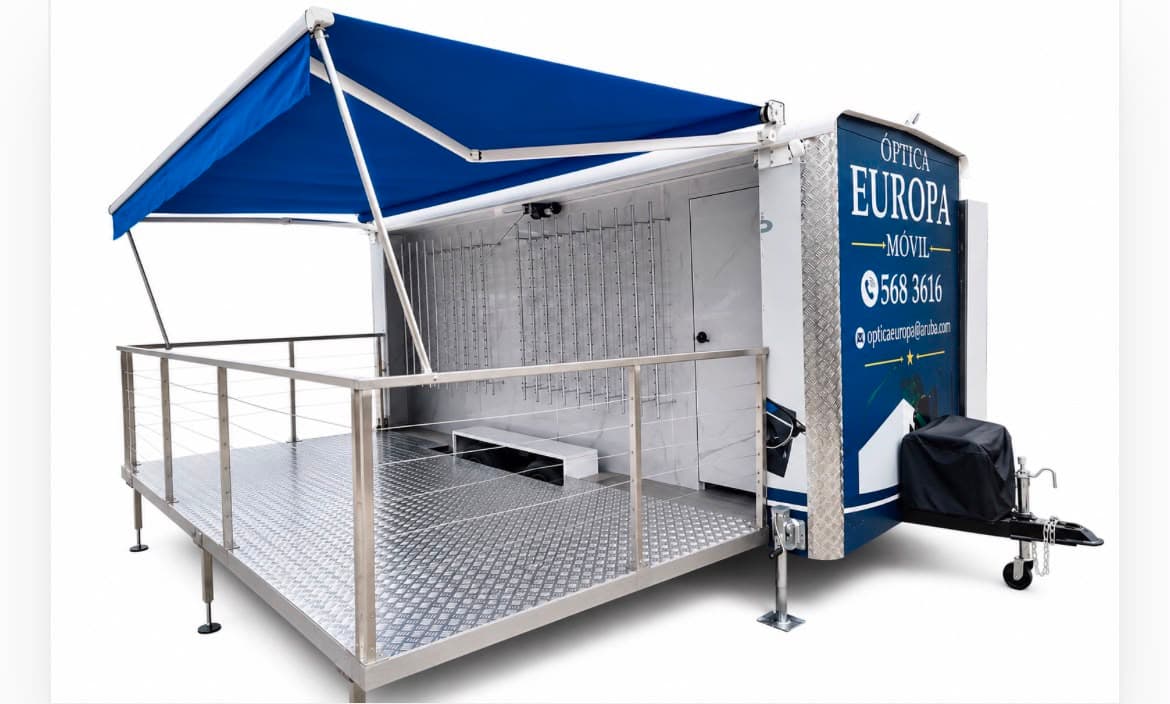 E unidad movil habrí, cu su toldo, plataforma y pader di montura paden